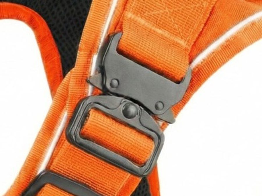 Click the 4 metal buckles.